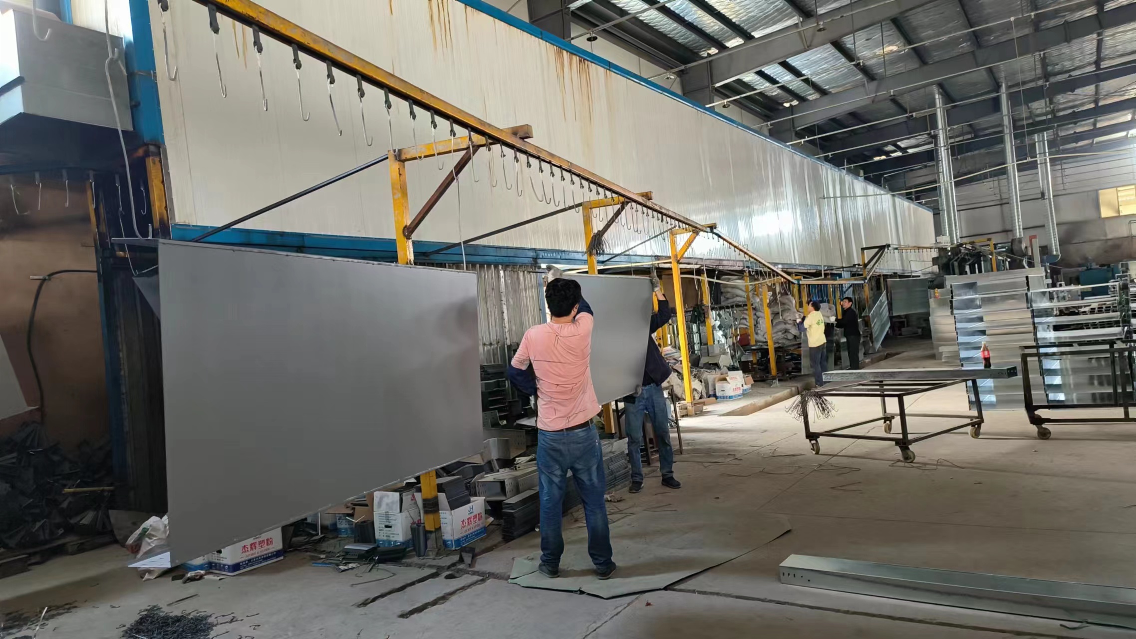 云南昆明惠博橋架工廠正在為客戶生產…